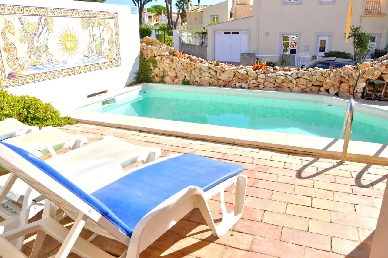 A Modern, Comfortable And Well Equipped Linked Villa With Private Pool And A/C Quarteira