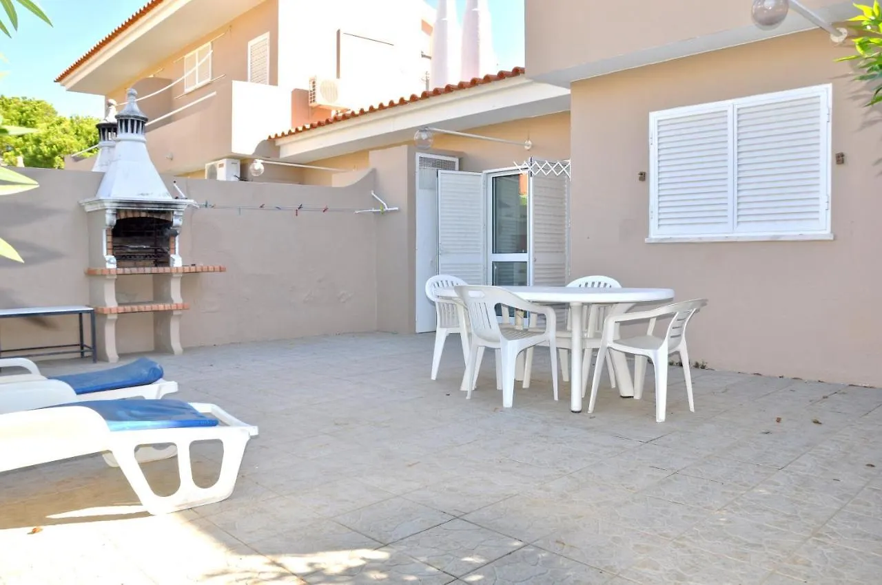 A Modern, Comfortable And Well Equipped Linked Villa With Private Pool And A/C Quarteira