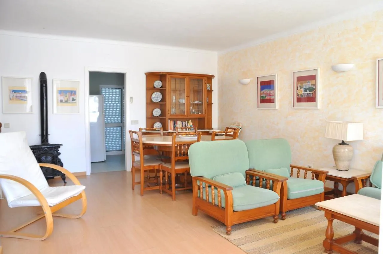A Modern, Comfortable And Well Equipped Linked Villa With Private Pool And A/C Quarteira