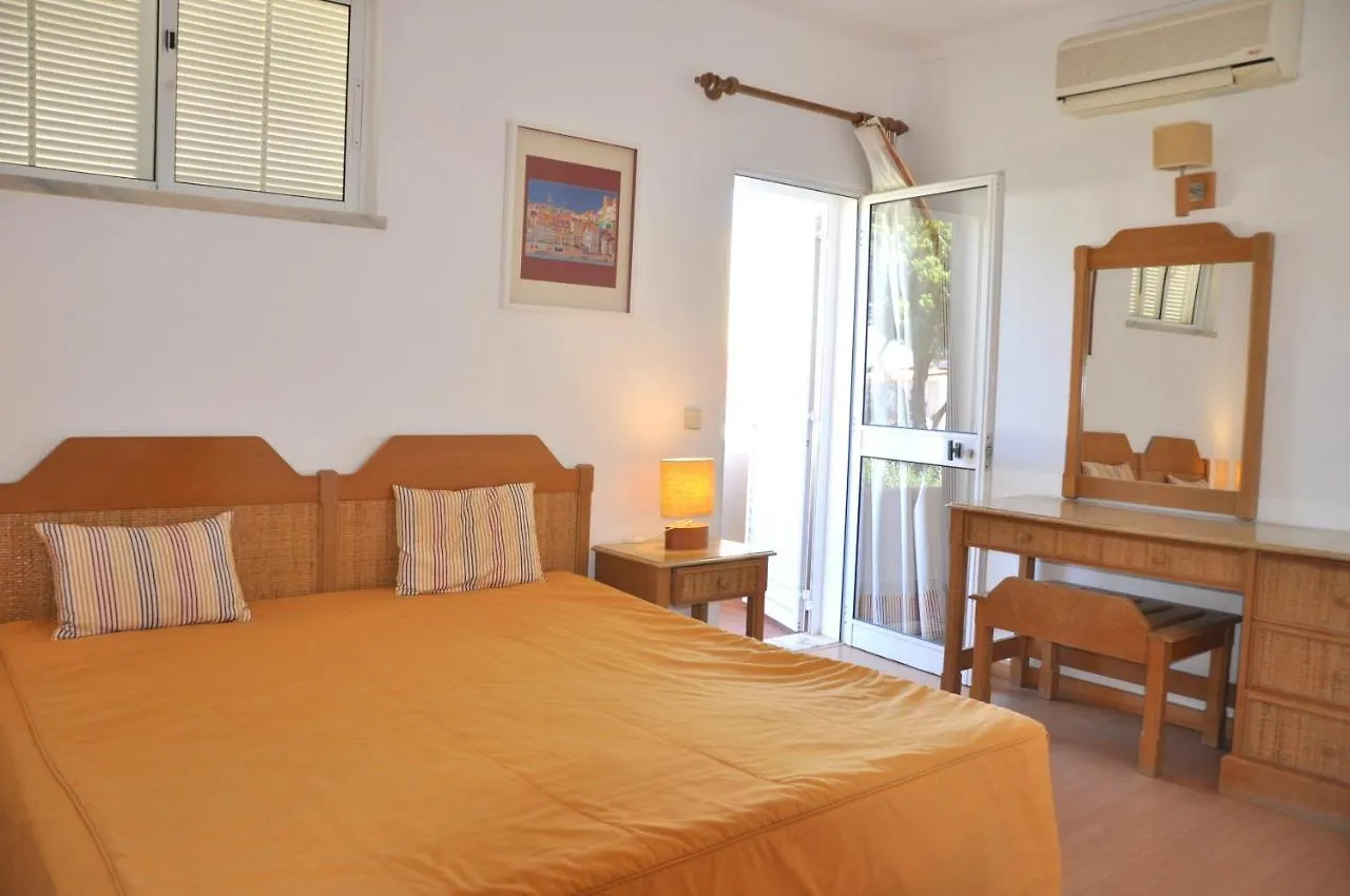 A Modern, Comfortable And Well Equipped Linked Villa With Private Pool And A/C Quarteira 0*,
