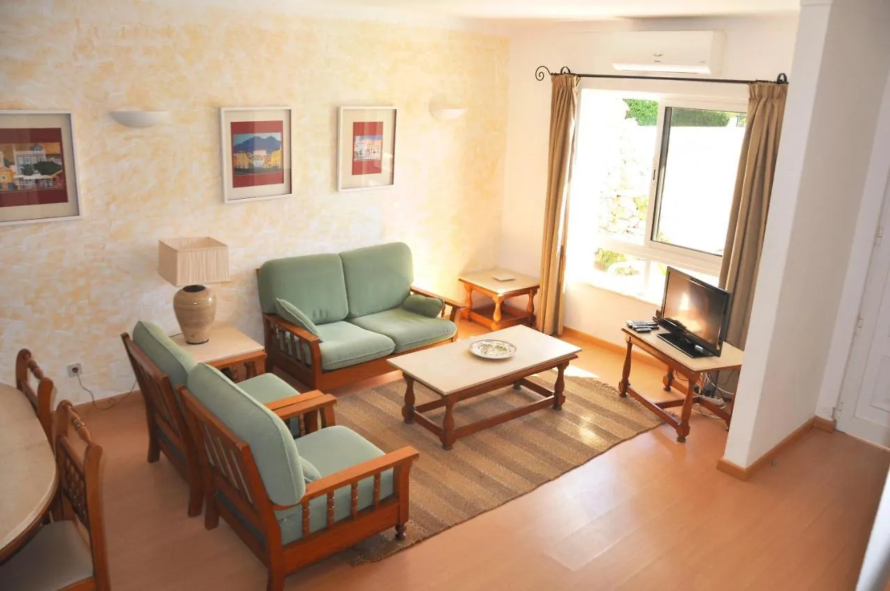 A Modern, Comfortable And Well Equipped Linked Villa With Private Pool And A/C Quarteira Holiday home