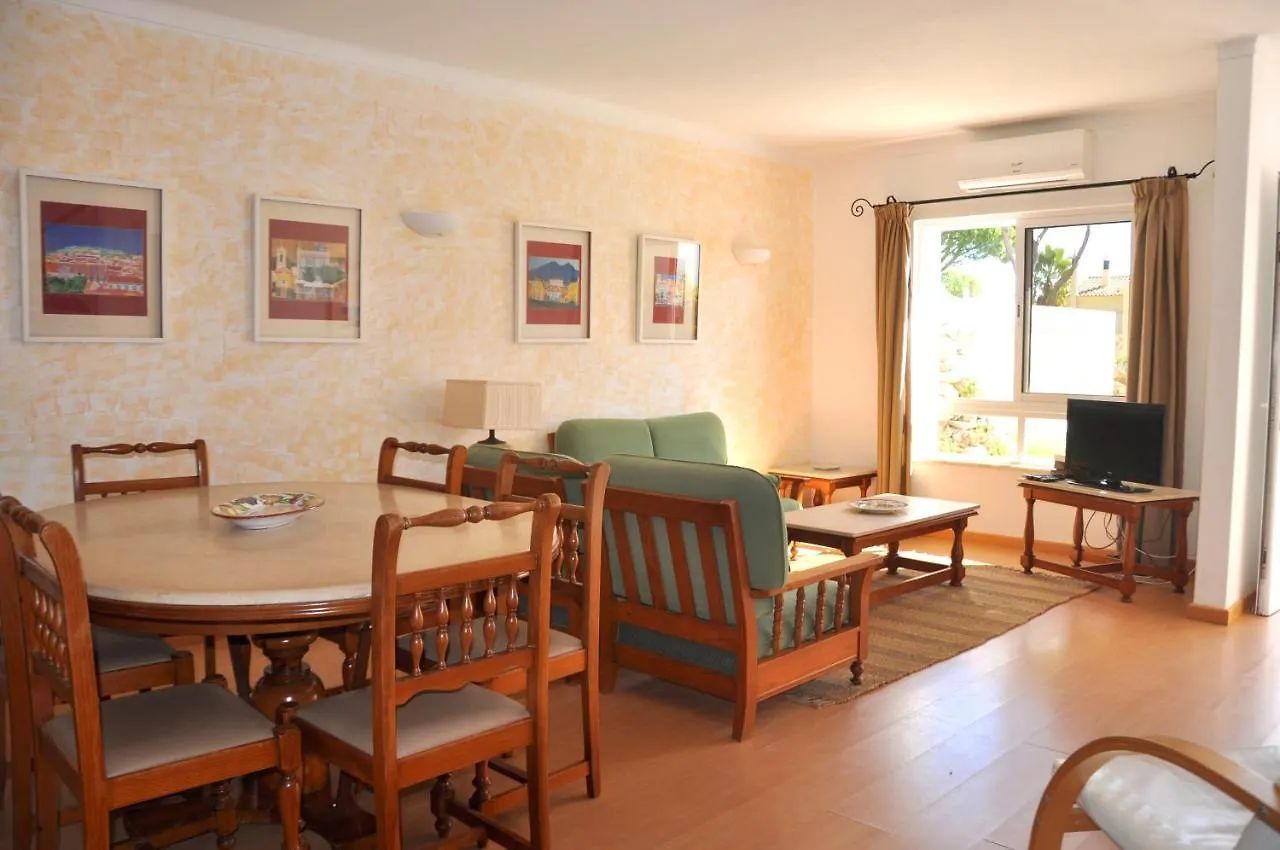 A Modern, Comfortable And Well Equipped Linked Villa With Private Pool And A/C Quarteira